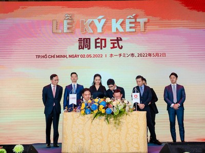 Bà Trương Huệ Vân, Tổng giám đốc Tập đoàn Vạn Thịnh Phát và các đại diện chứng kiến lễ ký kết hợp tác chiến lược