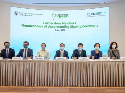 Ông Edmond Lau (thứ tư từ trái sang), Phó giám đốc điều hành HKMA và bà Hester DeCasper (thứ ba từ trái sang), Giám đốc Khối Văn phòng Khu vực Đông Á và Thái Bình Dương và Trưởng Văn phòng Hồng Kông của IFC ký Biên bản Ghi nhớ cùng lãnh đạo cấp cao các ngân hàng thành viên gia nhập Liên minh Các Ngân hàng Thương mại Xanh.