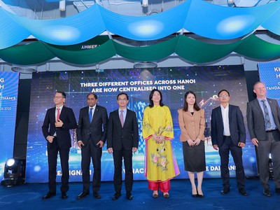 Lễ khai trương Hội sở mới được tổ chức với sự tham dự của ông Patrick Lee, Tổng giám đốc khu vực phụ trách Singapore và các thị trường ASEAN khác bao gồm Malaysia, Việt Nam, Thái Lan và các văn phòng đại diện trong khu vực kiêm Chủ tịch hội đồng thành viên Standard Chartered Việt Nam, bà Michele Wee, Tổng giám đốc ngân hàng Standard Chartered Việt Nam cùng đại diện từ các Bộ, Ban, ngành...