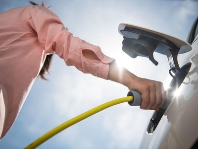 Việc lựa chọn sử dụng xe điện và bất động sản xanh đã phản ánh nhận thức về việc sống xanh đang tăng lên...