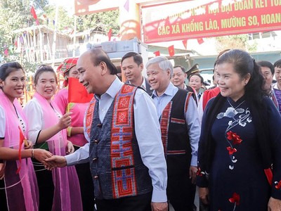 Chủ tịch nước Nguyễn Xuân Phúc dự Ngày hội Đại đoàn kết toàn dân tộc tại liên khu dân cư 3 xã Khổng Lào, Mường So và Hoang Thèn, huyện Phong Thổ