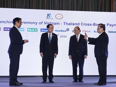 Chủ tịch nước Nguyễn Xuân Phúc và Bộ trưởng Bộ Tài chính Thái Lan chứng kiến Lễ công bố kết nối thanh toán bán lẻ ứng dụng mã phản hồi nhanh (QR code) giữa Việt Nam – Thái Lan