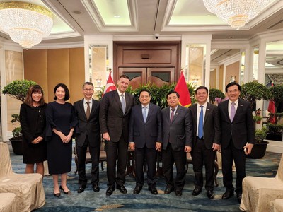 Đại diện ngân hàng Standard Chartered cùng Thủ tướng Chính phủ Việt Nam Phạm Minh Chính tại Diễn đàn Việt Nam - Singapore 2023