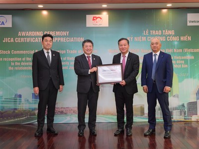 Đại diện Vietcombank, ông Nguyễn Việt Cường - Phó Tổng Giám đốc cùng ông Shojiro Mizoguchi - Thành viên HĐQT, Phó tổng giám đốc (thứ 2 và thứ 1 bên phải) nhận Kỷ niệm chương cống hiến do đại diện Văn phòng JICA tại Việt Nam - ông Shimizu Akira, Trưởng đại diện trao tặng 
