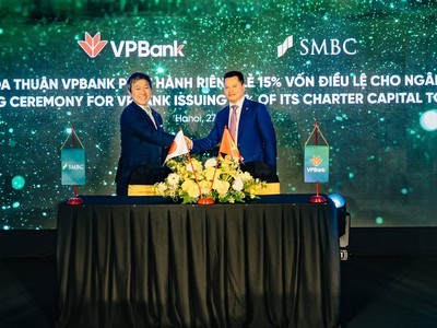 Ông Ngô Chí Dũng, Chủ tịch HĐQT VPBank và ông Masahiro Yoshimura, Giám đốc Điều hành, Tổng trưởng Quản lý Đầu tư, Ngân hàng SMBC ký kết thỏa thuận