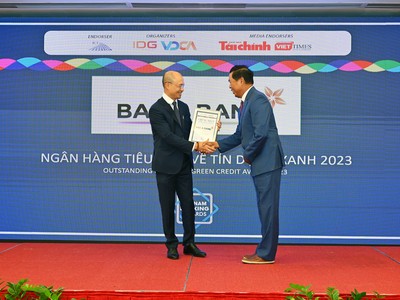 Ông Chu Nguyên Bình, Phó Tổng Giám đốc Ngân hàng TMCP Bắc Á nhận giải thưởng từ ban tổ chức. 