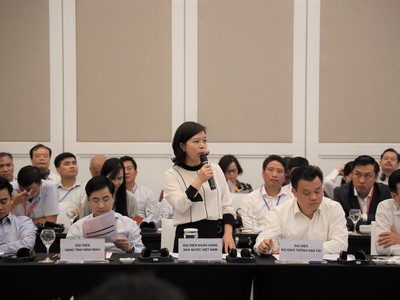 Bà Đỗ Thị Bích Hồng, Viện Chiến lược, Ngân hàng Nhà nước phát biểu tại Hội thảo