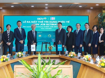 Đại diện BIDV và JCB tại Lễ ra mắt Thẻ tín dụng quốc tế BIDV JCB Ultimate. 