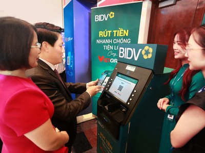 Phó Thống đốc NHNN Phạm Tiến Dũng trải nghiệm dịch vụ VietQRCash tại gian hàng BIDV.