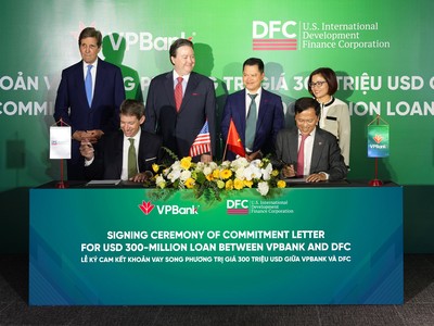 Đại diện lãnh đạo DFC và VPBank ký cam kết khoản vay song phương trị giá 300 triệu USD
