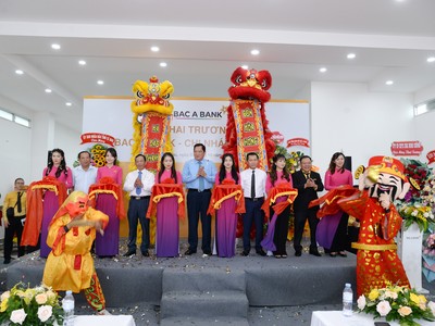 Lễ cắt băng tại sự kiện khai trương BAC A BANK Chi nhánh Cà Mau