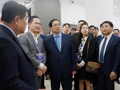 Thủ tướng Phạm Minh Chính và quan khách tham quan Trạm tương tác Đổi mới sáng tạo