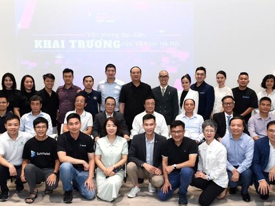 Các thành viên và đối tác VBA chụp ảnh kỷ niệm nhân lễ khai trương văn phòng VBA Hà Nội. 