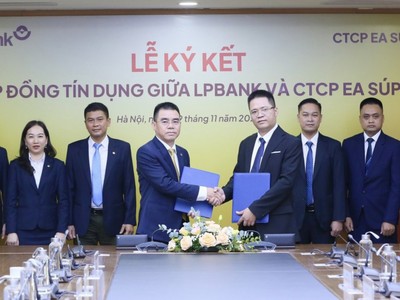 Ông Hồ Nam Tiến - Tổng Giám đốc LPBank (trái) và ông Mai Xuân Hương - Tổng Giám đốc Công ty CP Ea Súp 1 (phải) đại diện hai bên ký hợp đồng tín dụng