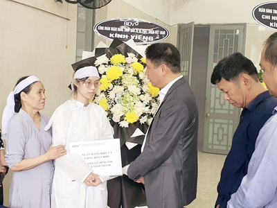 Ông Trần Phương, đại diện lãnh đạo BIDV động viên và trao hỗ trợ cho gia đình nạn nhân Trần Minh Thành.