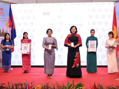 Thống đốc NHTW Việt Nam và Campuchia thực hiện nghi lễ ra mắt dịch vụ thanh toán xuyên biên giới sử dụng QR code