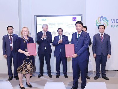 Ông Lê Ngọc Lâm – Tổng giám đốc BIDV và bà Suzanne Gaboury – Vụ trưởng Vụ Nghiệp vụ Khu vực tư nhân của ADB trao Bản Ghi nhớ hợp tác về thúc đẩy tín dụng xanh, tài chính bền vững