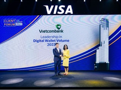 Ông Hồ Văn Tuấn, Phó Tổng Giám đốc Vietcombank (bên trái) nhận giải thưởng
