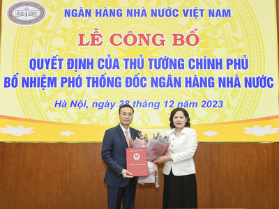 Thừa ủy quyền của Thủ tướng Chính phủ, Thống đốc NHNN Nguyễn Thị Hồng trao Quyết định bổ nhiệm của Thủ tướng Chính phủ cho ông Phạm Quang Dũng.