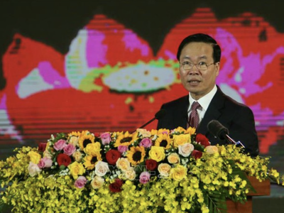 Chủ tịch nước Võ Văn Thưởng nhấn mạnh: "Hậu Giang cần chú trọng chuyển dịch mạnh mẽ cơ cấu kinh tế gắn với đổi mới mô hình tăng trưởng, tiếp tục cải thiện môi trường đầu tư kinh doanh"...