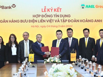 Đại diện lãnh đạo hai đơn vị thực hiện nghi thức ký kết hợp tác