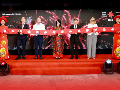 Lễ cắt băng khánh thành với sự tham gia của Ông Howard Silby, Tổng Giám đốc, NAB Innovation Centre Vietnam; ông Patrick Wright, Lãnh đạo cấp cao, Ngân hàng Quốc gia Úc; bà Trần Thị Hồng Lan, Phó Cục trưởng Cục Phát triển công nghệ và Đổi mới sáng tạo, Bộ Khoa học và Công nghệ; ông Andrew Goledzinoski, Đại sứ Úc tại Việt Nam và bà Sarah Hooper, Tổng Lãnh sự Úc tại TP. HCM.