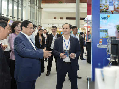 Thủ tướng Phạm Minh Chính, Thống đốc Nguyễn Thị Hồng cùng đại diện các cơ quan nhà nước tham quan gian hàng của VIB tại Sự kiện Chuyển đổi số ngành Ngân hàng năm 2024.