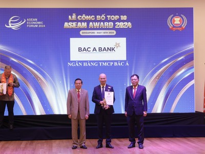 Ông Chu Nguyên Bình, Phó tổng giám đốc BAC A BANK, đại diện Ngân hàng lên nhận giải Doanh nghiệp tiêu biểu ASEAN 2024