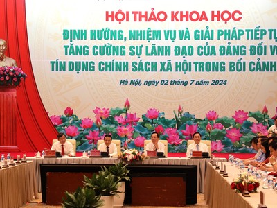 Chủ trì hội thảo (từ bên trái sang): ông Lê Văn Lợi, Phó giám đốc Học viện Chính trị Quốc gia Hồ Chí Minh; ông Nguyễn Hồng Sơn, Phó Trưởng Ban Kinh tế Trung ương; ông Đào Minh Tú, Ủy viên HĐQT NHCSXH, Phó Thống đốc Thường trực Ngân hàng Nhà nước Việt Nam; ông Dương Quyết Thắng, Ủy viên HĐQT, Tổng giám đốc NHCSXH