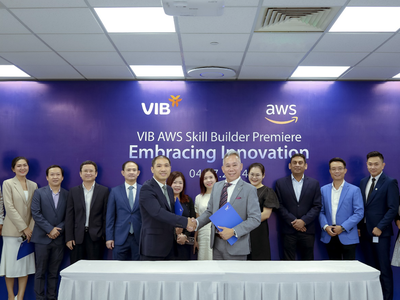 Lễ ký kết tích hợp nền tảng AWS Skill Builder vào chương trình đào tạo nhân lực về Cloud của VIB 