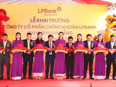 Từ trái sang: Ông Nguyễn Đức Quân Tùng - Thành viên HĐQT kiêm Tổng giám đốc LPBS; ông Nguyễn Văn Thùy - Phó Chủ tịch HĐQT LPBank; ông Nguyễn Văn Phụng - Thành uỷ viên, Giám đốc sở Tài chính Đà Nẵng; ông Võ Minh - Giám đốc NHNN chi nhánh Đà Nẵng; ông Lê Minh Tâm - Phó Chủ tịch thường trực HĐQT LPBank kiêm Chủ tịch HĐQT LPBS; ông Võ Đình Tuấn - Giám đốc khu vực miền Trung LPBS thực hiện nghi thức cắt băng khai trương 