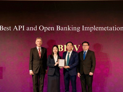 Ông Nguyễn Chiến Thắng, Giám đốc Trung tâm Phát triển Ngân hàng số BIDV và bà Bùi Minh Trang, Phó Giám đốc Ban Chính sách Sản phẩm Bán buôn BIDV nhận giải thưởng