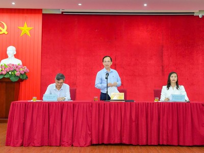 Ông Đào Minh Tú, Phó Thống đốc thường trực NHNN trao đổi tại buổi làm việc