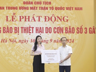 Ngay sau khi Ủy ban TW MTTQ Việt Nam phát động, Công đoàn NHCSXH đã ủng hộ 500 triệu đồng (Trong ảnh: Phó tổng giám đốc NHCSXH Nguyễn Thị Hằng (bên trái) trao biểu trưng cho đại diện Lãnh đạo MTTQ Việt Nam)