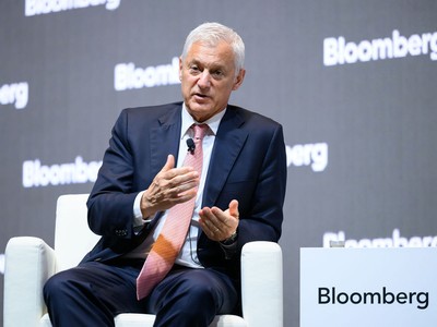 Ông Bill Winters, Tổng giám đốc toàn cầu ngân hàng Standard Chartered phát biểu tại sự kiện.