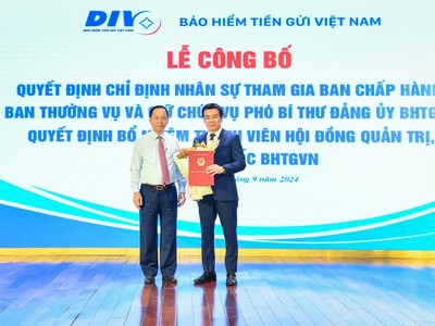 Phó Thống đốc Thường trực NHNN Đào Minh Tú trao quyết định cho tân Tổng Giám đốc BHTGVN Đặng Duy Cường.