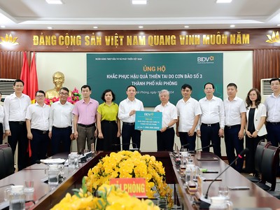 Ông Trần Xuân Hoàng - Phó Bí thư thường trực Đảng ủy, Ủy viên HĐQT BIDV - đại diện Ngân hàng, trao kinh phí ủng hộ khắc phục hậu quả thiên tai do cơn bão số 3 tại Thành phố Hải Phòng.