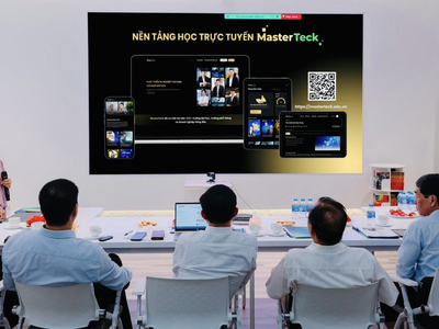 TS. Lê Linh Lương, Phó Viện trưởng Viện ABAII trình bày về Nền tảng Học trực tuyến MasterTeck trước Hội đồng khoa học.