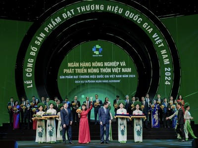 Đại diện Agribank, bà Phùng Thị Bình - Phó Tổng giám đốc Agribank nhận hoa và biểu trưng của Chương trình