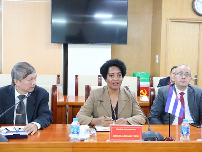 Bà Juanna Lilia Delgado Portal, Bộ trưởng, Chủ tịch Ngân hàng Trung ương Cuba trao đổi tại buổi làm việc với NHCSXH