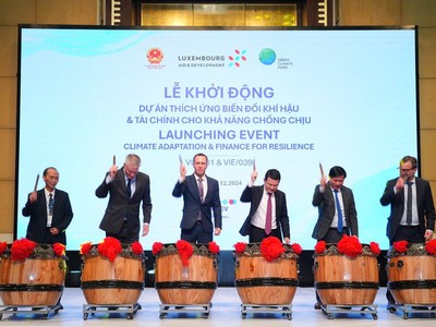 Các đại biểu đánh trống Khởi động hai Dự án