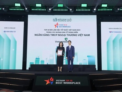Đại diện Vietcombank, bà Phạm Thúy Nga - Phó Trưởng phòng Chính sách Kế hoạch Nhân sự nhận giải thưởng “Top 10 nơi làm việc tốt nhất Việt Nam năm 2024”