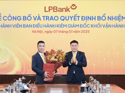 Ông Nguyễn Đức Thụy – Chủ tịch HĐQT LPBank trao quyết định bổ nhiệm cho ông Nguyễn Hoàng Hải 