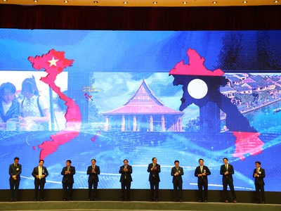 Thủ tướng Phạm Minh Chính và Thủ tướng Sonexay Siphandone cùng đại diện lãnh đạo Bộ Kế hoạch Đầu tư, NHTW hai nước, đại diện lãnh đạo NAPAS và LAPNet đã thực hiện nghi thức ra mắt dịch vụ thanh toán bán lẻ song phương sử dụng mã QR giữa Việt Nam và Lào. 