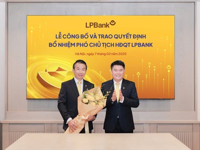 Ông Nguyễn Đức Thụy – Chủ tịch HĐQT LPBank (phải) tặng hoa chúc mừng ông Phạm Phú Khôi (trái)