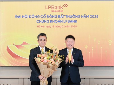 Ông Nguyễn Đức Thụy, Chủ tịch HĐQT LPBank (phải) – đại diện vốn góp tại LPBS chúc mừng ông Nguyễn Duy Khoa, tân Chủ tịch HĐQT LPBS 
