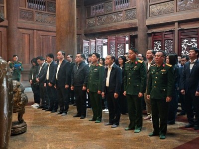 Các đại biểu dâng hương tưởng niệm Chủ tịch Hồ Chí Minh