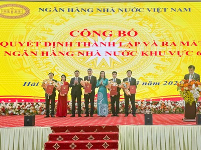Phó Thống đốc NHNN Phạm Thanh Hà chụp ảnh lưu niệm cùng bà Nguyễn Thị Dung, Giám đốc NHNN chi nhánh thành phố Hải Phòng giữ chức vụ Quyền Giám đốc NHNN Khu vực 6 (thứ 3 từ phải sang) cùng các Phó Giám đốc NHNN Khu vực 6 bao gồm: ông Nguyễn Đức Hiển, bà Nguyễn Thị Thanh Bình, ông Nguyễn Đức Thiệp, ông Nguyễn Minh Chiến, ông Mai Việt Trung.