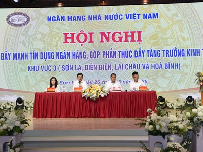 Các lãnh đạo tỉnh Sơn La và ngành ngân hàng điều hành Hội nghị