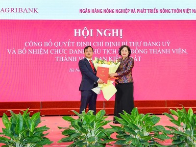 Bà Nguyễn Thị Hồng, Ủy viên TW Đảng, Thống đốc NHNN trao Quyết định của Ban Thường vụ Đảng ủy Chính phủ chỉ định ông Tô Huy Vũ tham gia Ban Chấp hành, Ban Thường vụ và giữ chức Bí thư Đảng ủy Agribank nhiệm kỳ 2020 – 2025